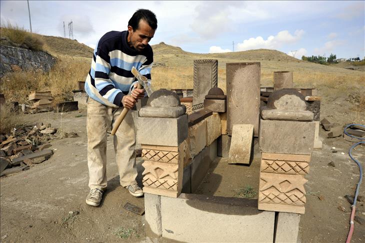 İnternetten mezar taşı pazarlıyor