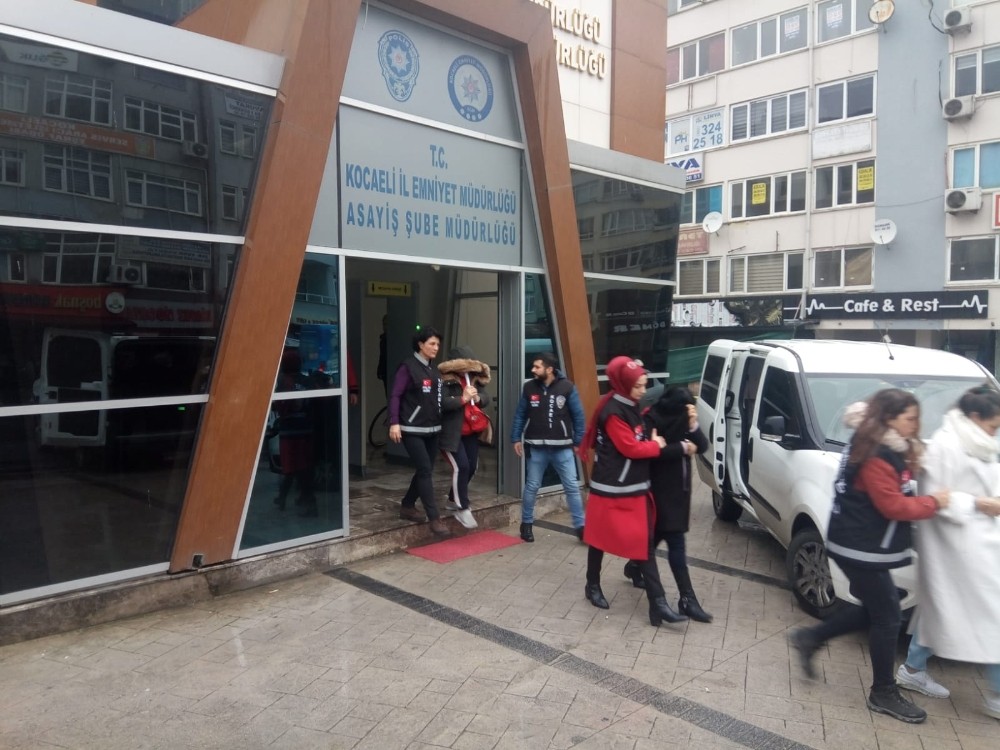 İnternetten reklam verip masaj salonunda fuhuş yaptıran çete çökertildi 