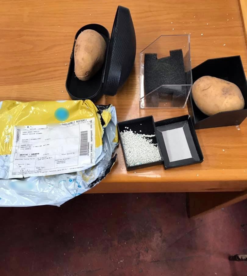 İnternetten saat ile gözlük siparişi verdi, ambalaj içinden kum ve patates çıktı 