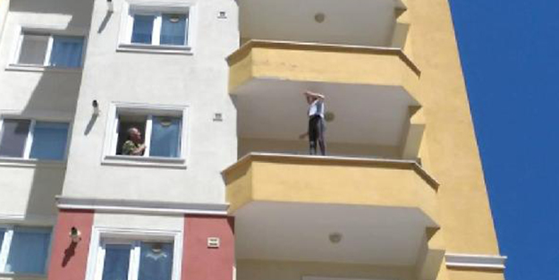 İntihar etmek için balkona çıktı polis kurtardı!