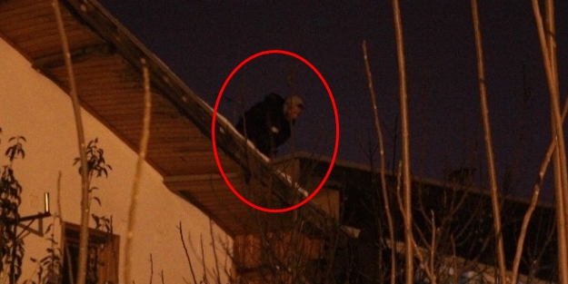 İntihar etmek için çıktığı çatıda dondu!