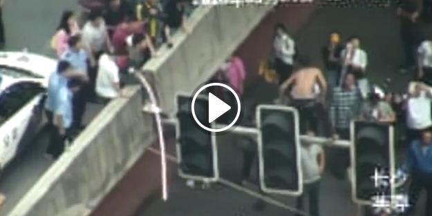 İntihar etmekten vazgeçince vura vura aşağı attılar!