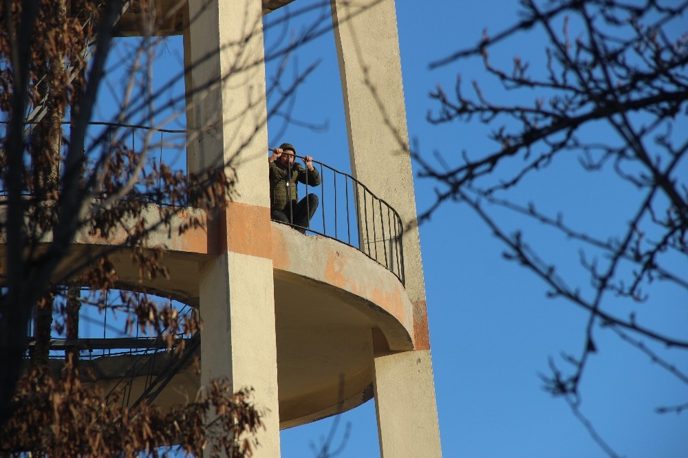 İntihar için su deposuna çıkan adamı polis ikna etti 