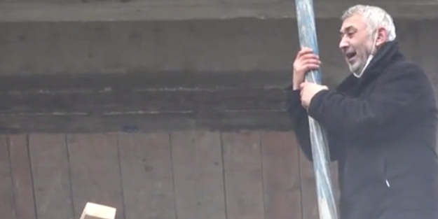 İntihara kalkışan adamı eşi vazgeçirdi