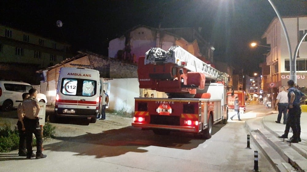 İntihara kalkışan şahsı polis çatıdan indirdi 