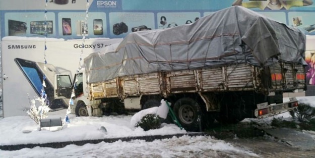 İntikam için kamyonuyla mağazaya daldı!