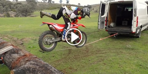 İp üzerinde motosikletle şov yaptı