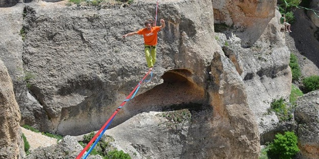 İp üzerinde tam 210 metre yürüdü!