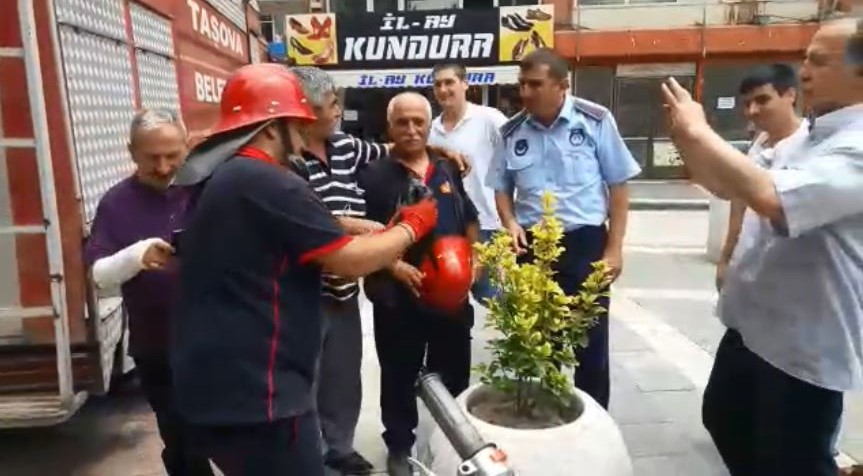 İpe dolanan kargayı itfaiye ekipleri kurtardı 
