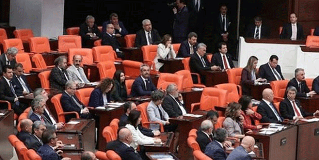 İP'e geçen 15 vekil boş koltuklara bile oturamadı