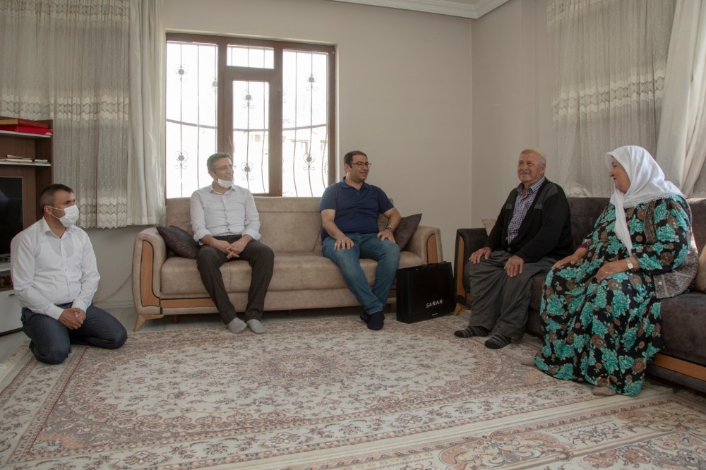 İpekyolu Belediyesinden anlamlı ‘Babalar Günü’ kutlaması 