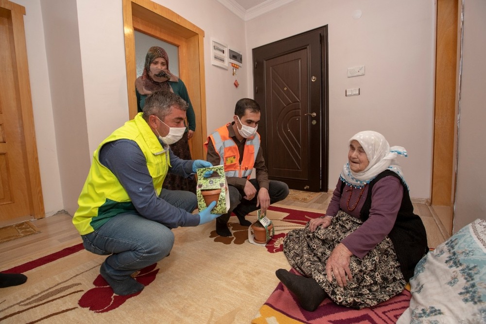 İpekyolu Belediyesinden annelere çiçek 