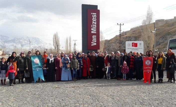 İpekyolu Kevenli ADEM kursiyerleri tarihi Van evlerini ve Van müzesini gezdi 