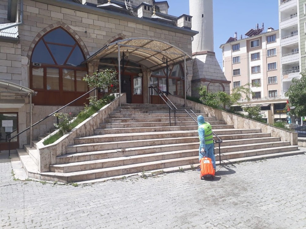 İpekyolu’nda camiler ibadete hazırlanıyor 