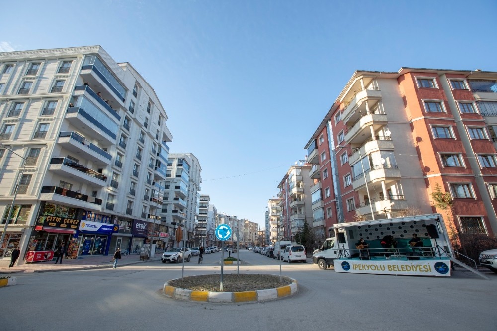 İpekyolu’nda evde kalanlara sokak konseri 