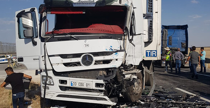 İpekyolunda iki tır kafa kafaya çarpıştı: 2 kişi yaralandı