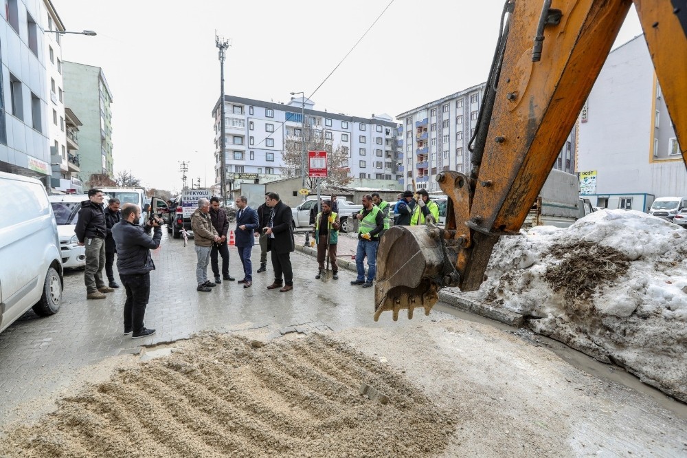 İpekyolu’nda yol bakım ve onarım çalışması 