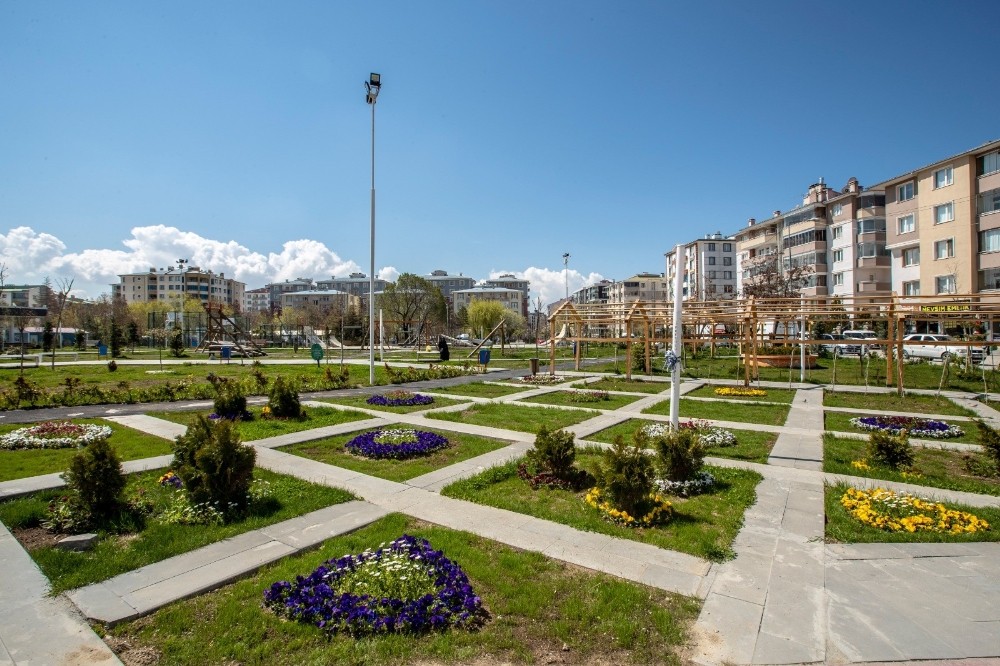İpekyolu’ndaki park ve bahçelerde hummalı çalışma 