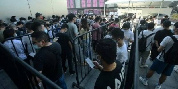 iPhone 13 satışta! Apple mağazalarında kuyruk oluştu