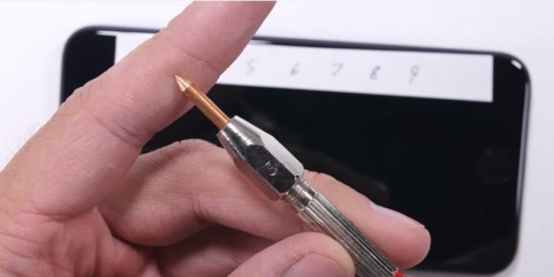 iPhone 7 sağlamlık testinde