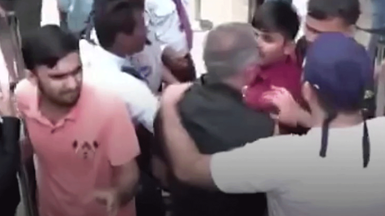 İphone kuyruğunda birbirlerine girdiler!