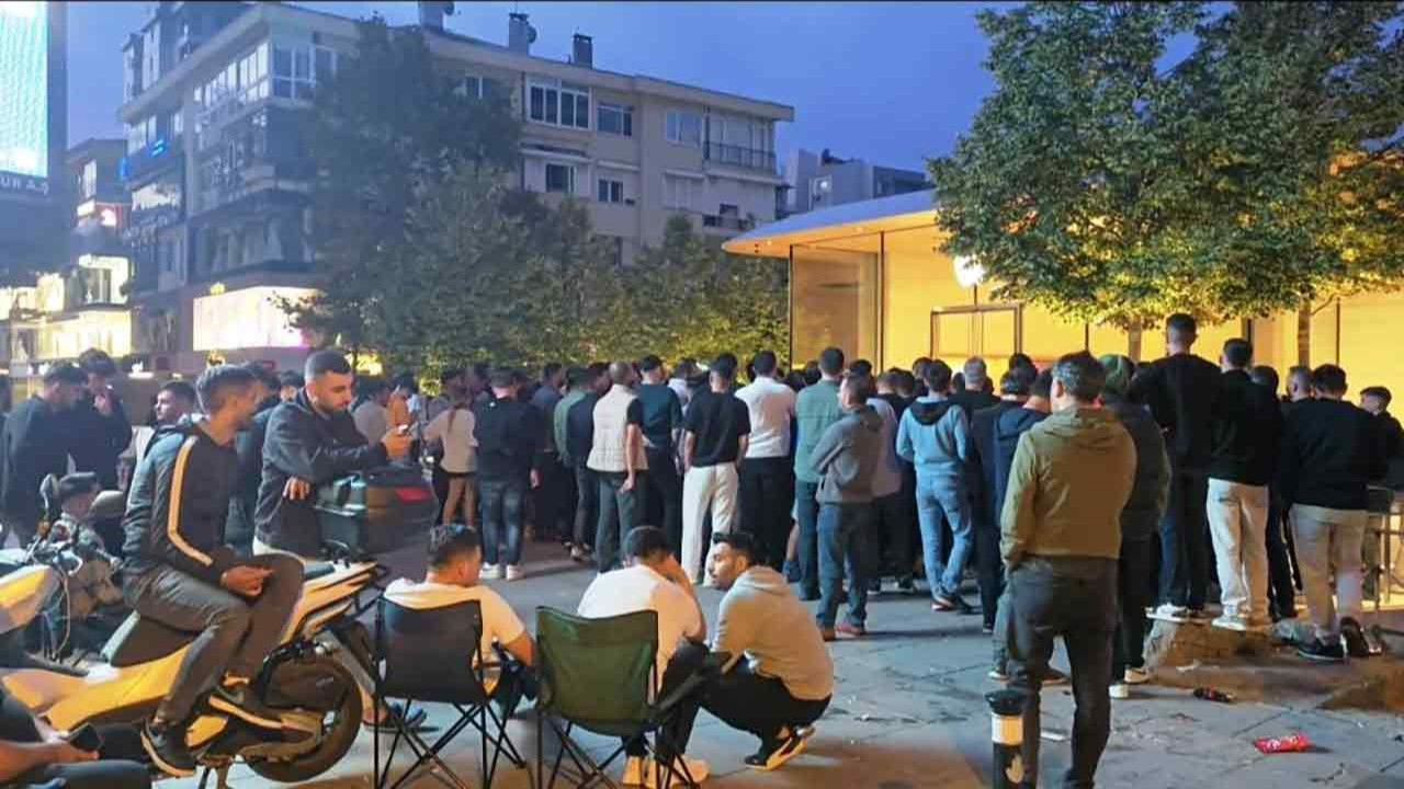 iPhone kuyruğunda skandal! 'Çıkar telefonunu göster' diyen dayı haklı