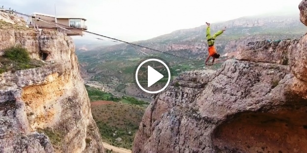 İpin üzerinde amuda kalktı!