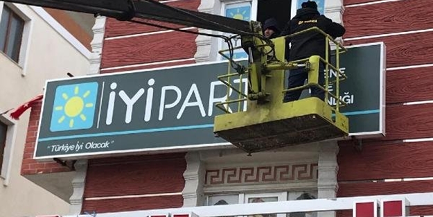 İP'ler koptu: Tabelasıyla birlikte istifa etti!