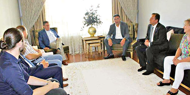 İP’li vekilden ayakkabılı rezalet! Nerede kaldı örfünüz, adetiniz?