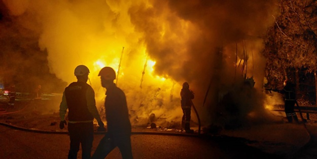 İplik taşıyan tırın dorsesi yandı