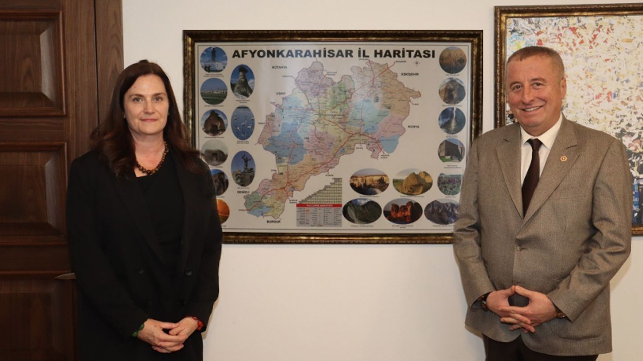 İP’liler iki yüzlülüğünü gösterdi: Hem büyükelçiyi eleştir hem de yardımcısıyla görüş