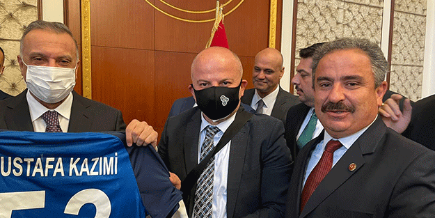 Irak Başbakanı Mustafa Kazımi'ye Rize Spor Forması!