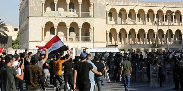 Irak karıştı! Sadr yanlıları parlamento binasını bastı