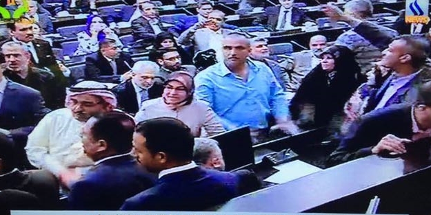 Meclis'de Başbakana pet şişe fırlatıldı