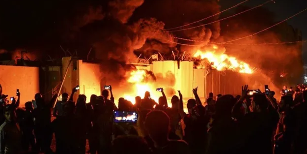 Komşuda kriz çıkartacak olay! Binayı ateşe verdiler