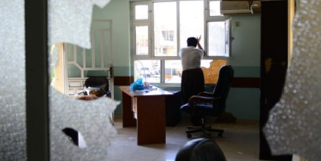 Komşuda ortalık karıştı! Hükümet binaları ateşe verildi