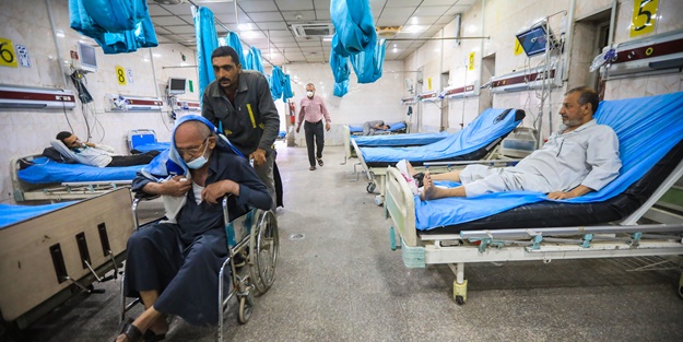 Irak'ta kum fırtınası! Boğulma tehlikesi geçirdiler