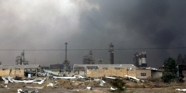 Irak'ta petrol kuyularını ateşe verdiler