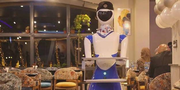 Irak’ta robot garsonların hizmet verdiği ilk restoran açıldı