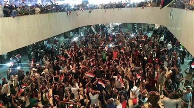Irak'ta Sadr yanlıları parlamento binasına girdi