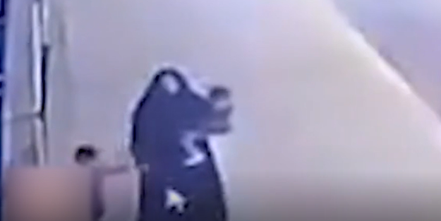 Vicdansız anne çocuklarını köprüden attı! İzlemeye yürek dayanmıyor