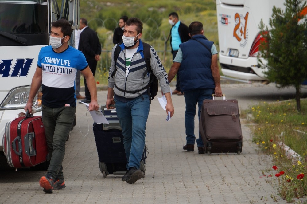Irak’tan Batman’da getirilen 285 vatandaş, karantina süresinin dolmasının ardından evlerine uğurlandı 