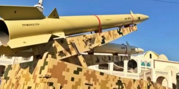 İran, ABD'yi vurduğu füzeleri sergiledi