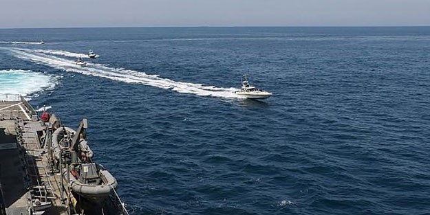 Körfezde sıcak dakikalar! ABD donanmasına taciz