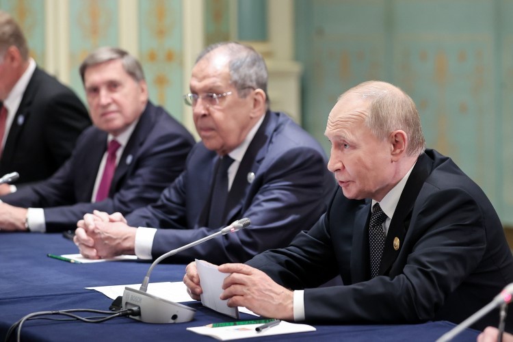 İran Cumhurbaşkanı Pezeşkiyan, Rusya Devlet Başkanı Putin ile bir araya geldi