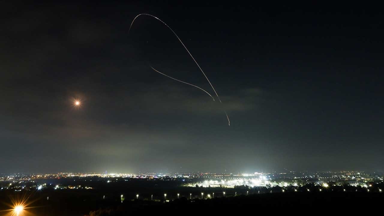 İran füzeleri Tel Aviv'i vurdu! Yaralılar var