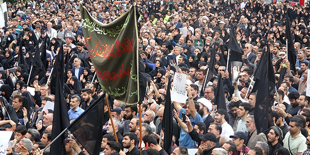 İran halkı Reisi için meydanlarda toplandı!