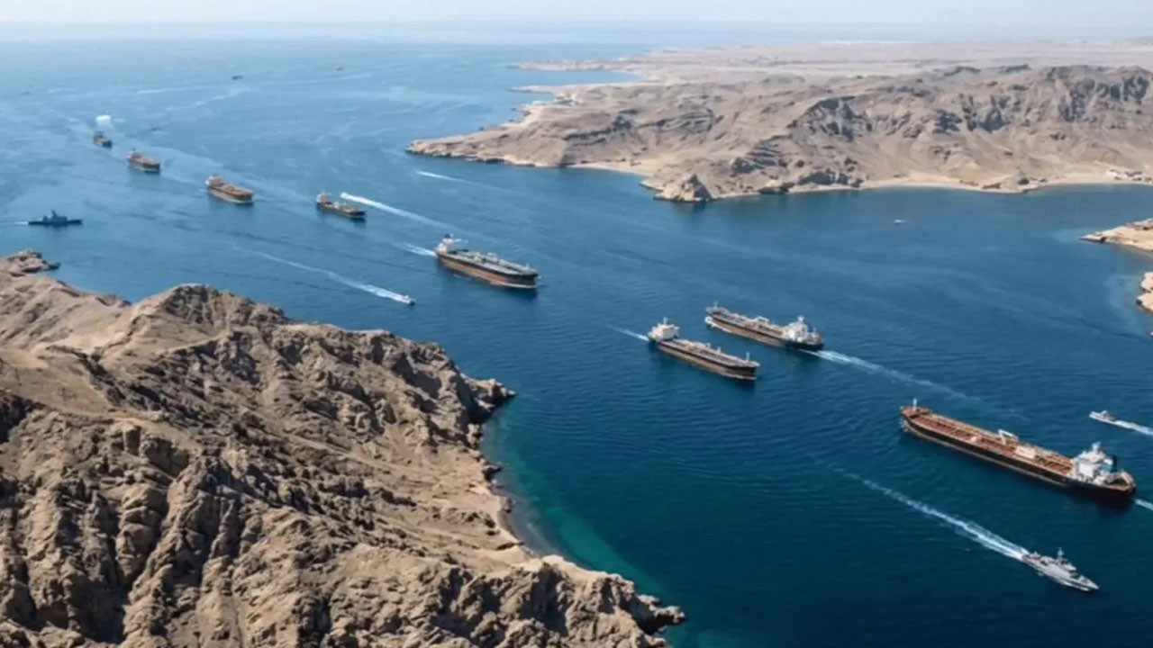 İran Hürmüz’ü yeniden kapattı: Geçmeye çalışanı vururuz