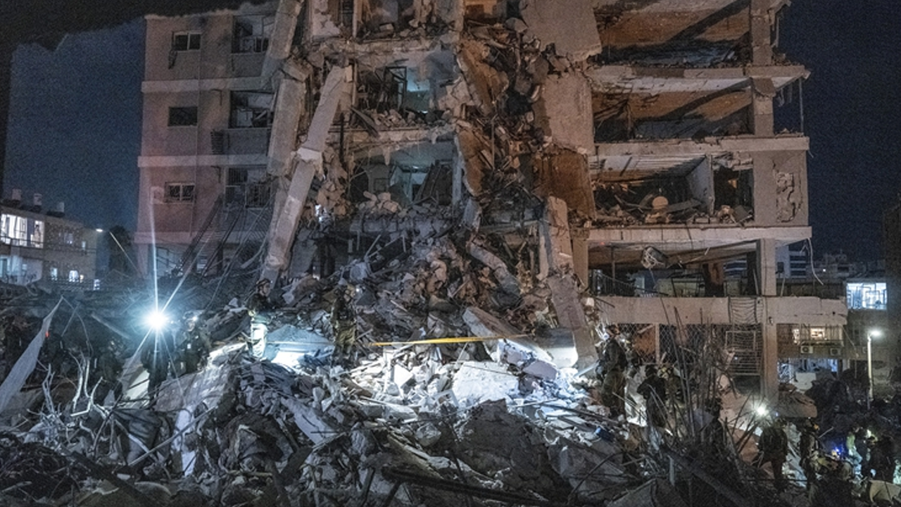 İran İsrail'de bir binayı vurdu!