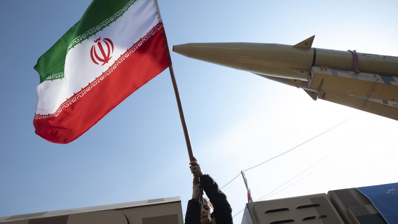 İran kırmızı bayrağa işaret ediyor! İsrail'e nasıl saldıracaklar? Şii ve Sünni kanlarını birbirine karıştırarak...